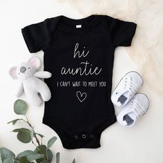 a baby bodysuit that says, i can't wait to meet you with a teddy bear