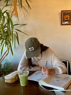 Granola Hiker Aesthetic, Green Granola Aesthetic, Salty Granola Outfits Fall, Studying Outdoors Aesthetic, Granola Alternative Style, Granola Academia Aesthetic, Spring Aesthetic 2024