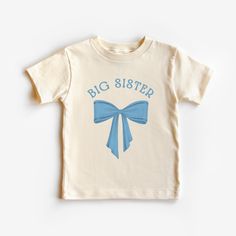 This cute toddler vintage bow big sister tee is 100% cotton, has a tear away tag for your toddler's comfort and comes in 3 Bella Canvas colors. In sizes 2T-5T, choose black, white or natural to make this Big Sister Bow announcement shirt the sweetest way to announce your new addition! Don't see your size? Message me! I love custom orders. DETAILS .100% Cotton .Bella Canvas tee .Tear away label .Runs true to size .Props in any photos are not included and are for styling purposes only .Colors may Big Sister Little Sister Shirts, Sibling Announcement, Big Sister Announcement, Big Sister T Shirt, Shirt Coquette, Big Sister Little Sister, Sibling Outfits, Vintage Toddler, Coquette Style