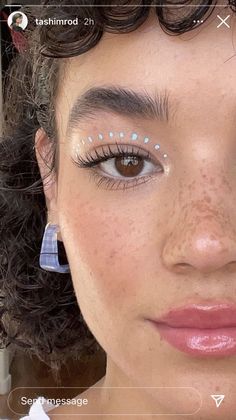 Subtle Creative Makeup, Fun Festival Makeup, Spring Eye Makeup Looks, Fun Simple Eyeliner, Summer Eyeliner Looks, Simple Graphic Makeup, Simple Artsy Makeup, Simple Fun Eye Makeup, Subtle Fun Makeup