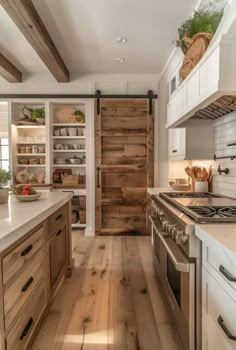 Ready to transform your kitchen into a cozy haven? Click here to explore 40 rustic farmhouse kitchen ideas! Dröm Hus Planer, Dapur Rustic, Farmhouse Kitchen Ideas, Casa Country, Rustic Farmhouse Kitchen, Cozy Kitchen