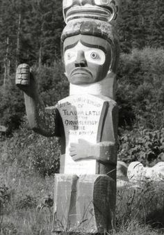 a statue in the middle of a field with trees in the backgroung