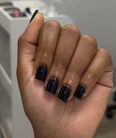 Dark Short Acrylic Nails Square, Acrylic On Real Nails Short, Nails Acrylic Simple Black, Nails Black Square Short, Square Acrylic Nails Short Black, Black Nails Acrylic Squares Short, Black Acyrilics Nails Short, Short Nail Black, Short Simple Fall Nails