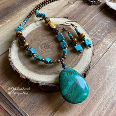 Tumbled Stone Jewelry, Blue Necklace Set, Beaded Boho Jewelry, Chrysocolla Jewelry, Hand Beaded Necklace, Bijoux Fil Aluminium, Beaded Jewelry Necklaces, Jewelry Set Design, Tiger Eye Gemstone