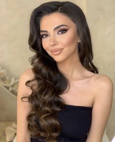 Prom Hairstyles Off The Shoulder Dress, Prom Hairstyles One Side Pulled Back, Off The Shoulder Hairstyles, Hairstyles For Off The Shoulder Dress, Hairstyles Elegant Classy, Side Part Curls, 1940s Wedding Hair, Wedding Hair Long, Graduation Hairstyles With Cap