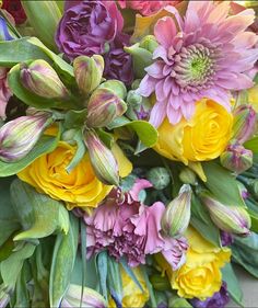 a bunch of flowers that are sitting on the ground