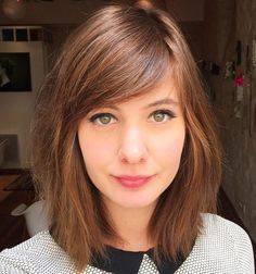 Medium Razored Haircut With Side Bangs Hairstyle Bangs, Haircut For Big Forehead, Razored Haircuts, Kort Bob, Medium Haircut, Bangs Side, Front Bangs, Bangs Hairstyle, Side Bangs Hairstyles