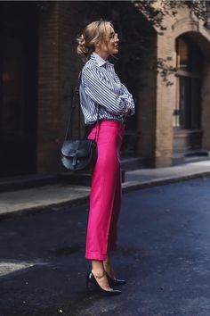 Classy Ways To Wear Fuchsia So You Don’t Look Childish Pink Trousers Outfit, Fuchsia Outfit, Pink Pants Outfit, Pants Outfit Work, Hot Pink Pants, Pink Trousers, Moda Chic, Womens Business Casual, Business Casual Dresses