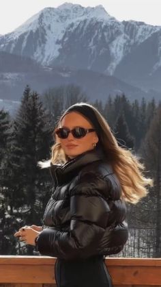 Snow Winter Fashion, Aspen Snow Outfit, Laidback Luxury Aesthetic, Summer Humid Outfit, Europe Picture Ideas Winter, Classy Winter Aesthetic, Aspen Ski Aesthetic, Mountain Fits Winter, Cold Mountain Outfit