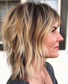 Short Caramel Blonde Balayage Wigs with Dark Roots for Women Caucasian 100% Human Hair Razored Layers, Medium Shaggy Hairstyles, Medium Shag, Modern Shag Haircut, Medium Shag Haircuts, Short Ombre Hair, Short Dark Hair, Shaggy Haircuts, Natural Wavy Hair