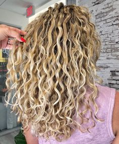 #consultationlookbook #avedamadison Permed Hairstyles Medium, Shakira Hair, Hair Perm, Highlights Curly Hair, Golden Blonde Hair, Blonde Curly Hair, Natural Curls Hairstyles