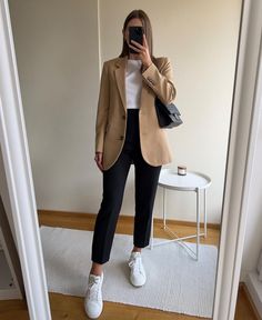 Beige Blazer Outfits Women, Beige Blazer Outfit, Blazer Outfits Women, Classic Work Outfits, Stylish Work Attire, Business Casual Outfits For Work, Wardrobe Tips, Casual Day Outfits