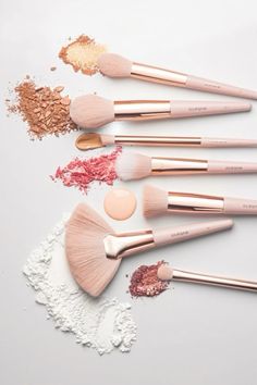 Basic Makeup Items, Makeup Artist Tips, Basic Makeup, Professional Makeup Brushes, Beauty Sponge, Cruelty Free Makeup, Makeup Items, It Cosmetics Brushes