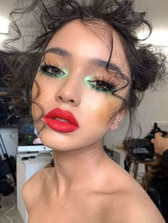 St. Patrick's day makeup: green eyes and red lips Mexican Makeup, Summer Makeup Trends, Mekap Mata, Smink Inspiration, Green Eyeshadow, Make Up Looks, Christmas Makeup, Day Makeup, Summer Makeup