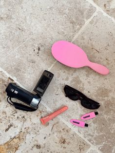 If we were stuck a deserted island, we’d bring our MUST have Smooth Brush, Creaseless Clips, our favorite lip gloss and sunshades, oh and a camera to take selfies with of course. 🌴💕 It Girl Must Haves, Girl Must Haves, The It Girl, Deserted Island, Taking Selfies, It Girl