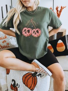 Kick off your spooky season in style with this cute shirt - the perfect blend of retro vibes and Halloween fun! Made for all you pumpkin spice lovers, this Vintage Fall T-Shirt is cozy enough to keep you wrapped in warmth while you carve jack-o'-lanterns or sip cider with friends. Featuring a colorful design that screams both silly and chic, it's sure to make you the boo-tiful star of any Halloween bash. 🎃👻 👉ANY QUESTIONS? Message us directly on Etsy, we're glad to help. We guarantee a fast r Spooky Vibes Outfit, Halloween Cozy, Retro Cherry, Boo Tiful, Halloween Bash, Vintage Fall, Fete Halloween, Cozy Outfit, Halloween T Shirt