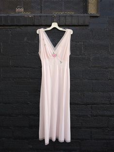 Nightgown Soft light pink Somewhat empire waist Flowing skirt Plunge v neckline Sleeveless Silky Nylon Just past knee length When you purchase this listing you get: 1 (one) nightie Label: Warner's 20210206J984 Size: L, approx. B42. Check measurements against your bod and similar clothing, and remember that this has some stretch. Condition: Very good vintage. Clean. No issues of note. See pics. Sold as is. Flat Measurements, w/o stretching unless noted: Bust: 20.5inches (52.07cm) Waist: 17inches Spring Evening V-neck Nightgown, Vintage V-neck Sleep Dress, Vintage V-neck Nightgown For Spring, Vintage Pink Sleeveless Nightgown, Pink Sleeveless Vintage Nightgown, Sleeveless Pink Wedding Nightgown, Feminine Sleeveless Evening Nightgown, Pink V-neck Dress For Wedding Night, Sheer Pink Sleeveless Nightgown