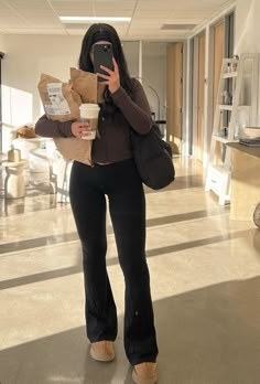 Comfy Casual Winter Outfits Aesthetic, 69 Degree Weather Outfit, Retail Job Outfit, Errands Outfit, Gymwear Outfits, Clueless Outfits, College Fits, Uggs Outfit, Cold Outfits