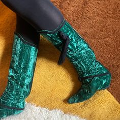 vintage SUSAN BENNIS WARREN EDWARDS plush green velvet pointy toe cabaret magical saloon boots size 8 womens THE calf measures small 5.5" x 5.5" please compare, these are for more narrow calves NO ZIPPERS, must pull on Excellent condition, Some scuffing of the soles near the toe, not seen when worn measurements: 9.5" insole  3" ball width 6" VOLUME over the toe arch 1.5" heel  16" total height calf measurements 5.5"x5.5" Velvet Fringe, Calf High Boots, Boots Vintage, Velvet Boots, Fringe Boots, Green Velvet, Boot Shoes Women, High Boots, Emerald Green