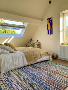 an image of a bed in the middle of a room with a skylight above it