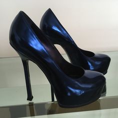 This Listing Is For A Simply Gorgeous Pair Of Ysl Metallic Marine Blue 140 Pumps Size 37.5. The Shoes Are Brand New In Box - Never Worn. A Dark Navy With A Metallic Sheen It Is Hard To Say How Gorgeous They Are! Although They Are 140mm There Is A Hidden Platform Of Approximately 30mm Internally Which Makes It Easy To Walk. These Shoes Are A Classic And Instantly Recognizable By Fashion Lovers Everywhere! Dark Blue High Heels, Dark Blue Shoes, Dark Blue Heels, Vegas Outfits, Feather Sandals, Croc Heels, Navy Blue Heels, Navy Heels, Blue High Heels