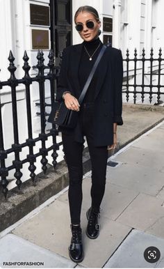 Fashion Work Outfit Business Chic, All Black Outfits For Women, Fashion Work Outfit, Stile Casual Chic, Chique Outfit, Black And White Outfit, Chique Outfits, Business Chic, Looks Black