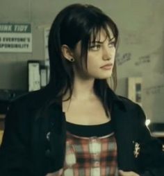 N A Pris Les Des, Phoebe Tonkin Bangs, Emo Artstyle 2000s, Femcel Phenotype, Short Hair Pfp, Short Hair Anime, Oh My Goddess, Phoebe Tonkin, Bad Girl