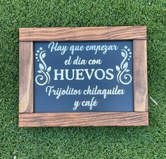 a sign on the grass that says, may que empegar el dia con huevo