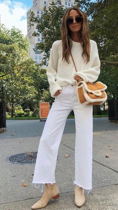 Fall 22 Fashion Trends, Fall 22 Fashion, Trendy Fall Outfits 2022, White Fall Outfit, Trendy Fall Outfits Casual, Fall Outfits Trendy, Look Hippie Chic, Wide Leg Jeans Outfit, White Jeans Outfit