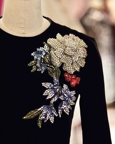 ВЫШИВКА & ДИЗАЙН | EMBROMANIA™ on Instagram: "By @oscardelarenta #details" Reception Gowns, Purse Design, Trendy Party Dresses, Crochet Cute, Velvet Dress Designs, Iranian Women Fashion, Trendy Crochet, Stylish Purse, Bead Embroidery Patterns