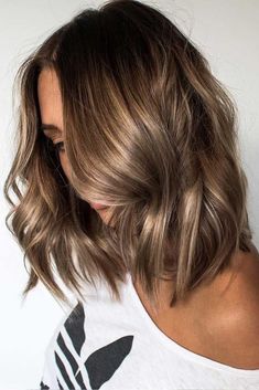 Brunette Blonde highlights Easy curls Short hair ideas Curls for short hair Brunette Blonde Highlights, Brunette Ombre, Hair 2022, Hair Color Light Brown, Summer Hair Color For Brunettes, Summer Hair Color, Summer Hair, Light Brown Hair, Kefir