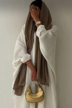 Old School Outfits, Arabian Fashion, Goth Nails, Modesty Fashion, Modest Wear, Jewelry Lookbook, Abayas Fashion, School Outfit