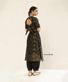 Gale Ke Design Suit Ke, Satin Kurti Designs, Long Kurta Designs, Latest Traditional Dresses, Trendy Kurti, Long Blouse Designs, Lehenga Designs Simple, Celebrity Casual Outfits