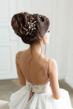 Hairstyles Illustration, Bridal Buns, Hairstyle Bride, Pin Curl, Wedding Haircut, Bridal Hair Down, Unique Wedding Hairstyles, Wedding Tiara Hairstyles, Hairstyle Idea