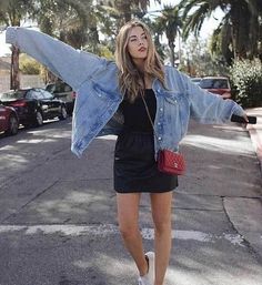 25+ Oversized Jean Jacket Outfit Ideas for Girls - Outfit Styles outfit dress jaket ladyfashioniser blazer must makin ootd unmissable longline referensi kadininmodasi berikut modis berwarna harimu dengan dailysia wajib punya Oversized Jean Jacket Outfit, Baguio Outfit, Denim Shirt Outfits, Denim Jacket Diy, Oversized Jacket Outfit, Denim Jacket Outfit Ideas, Oversized Denim Jacket Outfit, Jean Jacket Outfit, Jacket Outfit Ideas