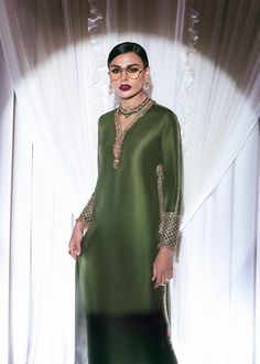 Pakistani Formal Dresses, Indian Dresses Traditional, Silk Outfit, Kurti Designs Party Wear, Pakistani Dress Design, Gowns Of Elegance, Stylish Dress Designs, Gold Sequins, Pakistani Outfits