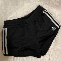 Adidas Black Shorts, Black Shorts Aesthetic, Addidas Shorts, Adidas Clothes, Adidas Clothing, Short Adidas, Shorts Aesthetic, Adidas Three Stripes