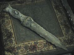 a large wooden object on top of a rug with a pen in it's center