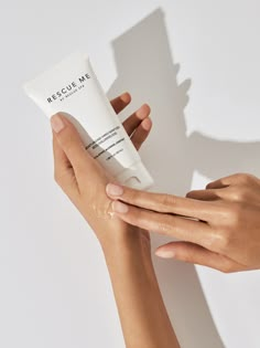 Hand Cream Photography, Cream Product Photography, Skincare Aesthetic Photography, Body Cream Photography, Cream Photoshoot, Skincare Model, Photography Set Up, Skincare Products Photography, Cosmetics Photography