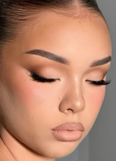 Prom Makeup For Blue Eyes White Dress, Bird Pretty Face Makeup, Bird Makeup Look, Makeup Looks For Picture Day, Collarbone Makeup, Make Up Looks For Graduation, Eye Makeup No Eyeliner, Natural Glam Makeup Looks, Makeup Looks For Hooded Eyes