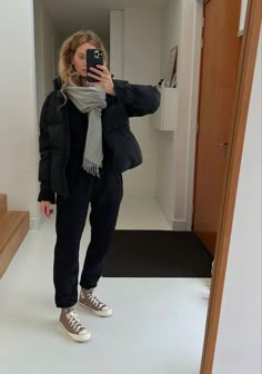 Doc Marten Rainy Day Outfit, Styling Beanies Women, What To Wear In 30 Degree Weather, Weekend In London Outfit Winter, Portland Oregon Outfit Winter, Beanie Outfits For Women, Montreal Winter Outfits, White Dr Martens Boots Outfit, Desert Winter Outfit