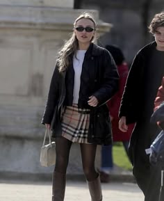 Lily Rose Depp Outfits, Lilly Rose Depp, Lily Rose Depp Style, Burberry Skirt, Rose Depp, Estilo Preppy, Model Off Duty, Jane Birkin, Model Style