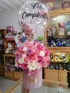 a bouquet of roses in a vase with the words feu cumpleaute on it