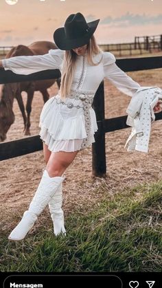 Black And White Cowgirl Outfit, Western Photoshoot Outfits, Cowgirl Party Outfit, Outfit Vaquero, Sombrero Cowboy, Outfit Cowgirl, Birthday 24, Rodeo Dress, Western Photoshoot