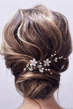 Wedding Hairstyles Medium Hair, Simple Low Bun, Medium Length Hair Wedding, Wedding Hairstyles For Medium Length, Hairstyles Medium Hair, Medium Length Curls, Wedding Hair Side, Wavy Wedding Hair, Wedding Hairstyles For Medium Hair