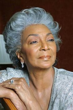 Women Images, Nichelle Nichols, Beautiful Gray Hair, Ageless Beauty, Aging Beautifully, Hair Black, Aging Gracefully, Gray Hair, Grey Hair