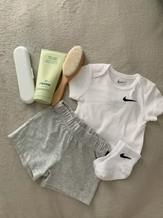 Baby nike outfit Outfits For Baby Boys, Baby Boy Stuff Newborn, 6 Month Baby Boy Outfits, Baby Boy Essentials, Baby Stuff Aesthetic, 0 3 Months Baby Clothes Boy, Baby Boy Newborn Outfits, Baby Boy Ideas, Baby Boy Things