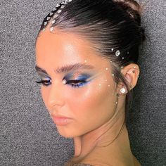 Rhinestone Hairstyle, Hair Diamonds, Music Festival Makeup, Silver Makeup, Rave Makeup, Creative Makeup Looks, Festival Makeup, Glitter Hair, Eye Makeup Art