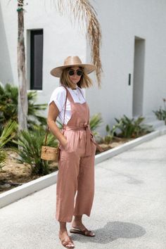 Feb 10, 2020 - This Pin was discovered by Destiny Jimenez. Discover (and save!) your own Pins on Pinterest. Beautiful Jumpsuits, Fashion Mask, Cooler Look, Pinterest Fashion, Petite Outfits, 2000s Fashion, Fashion 2020, Look Casual, Petite Fashion