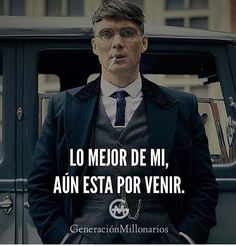 a man in a suit and tie standing next to a car with the caption'lo meor de mi, an esta por veir '